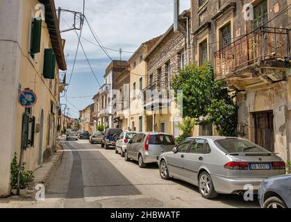 Leflimmi, Corfou, Grèce - 03 août 2021 : vieille rue étroite typique de la vieille ville.Corfou est une île grecque dans la mer Ionienne.Lefkimmi est le sud de la nm Banque D'Images