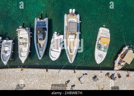 KASSIOPI, CORFOU, GRÈCE - 7 AOÛT 2021 : vue aérienne par drone sur les bateaux à moteur modernes amarrés dans le Vieux Port.Kassiopi était historiquement un petit traditionnel Banque D'Images