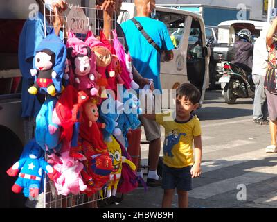 Manille, Philippines.21st décembre 2021.Un jeune garçon a vu regarder des jouets, pendant la séance de shopping.alors que les acheteurs commencent à affluer dans cette destination populaire de shopping pour la prochaine saison des fêtes à la recherche des meilleures offres de Noël,Le ministère de la Santé (DOH) a rappelé aux vacanciers de faire preuve de prudence car le risque d'infection par le virus corona (Covid-19) est élevé dans les zones surpeuplées.(Photo de Josefiel Rivera/SOPA Images/Sipa USA) crédit: SIPA USA/Alay Live News Banque D'Images