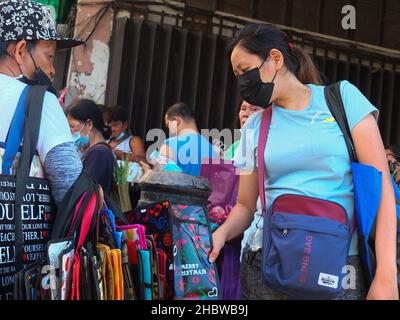 Manille, Philippines.21st décembre 2021.Un acheteur potentiel regardant des sacs de papier, pendant la session d'achat.alors que les acheteurs commencent à affluer à cette destination populaire d'achat pour la prochaine période des fêtes à la recherche des meilleures offres de Noël,Le ministère de la Santé (DOH) a rappelé aux vacanciers de faire preuve de prudence car le risque d'infection par le virus corona (Covid-19) est élevé dans les zones surpeuplées.(Photo de Josefiel Rivera/SOPA Images/Sipa USA) crédit: SIPA USA/Alay Live News Banque D'Images