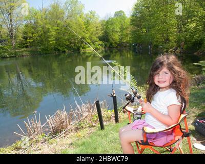 Upper Saddle River - 01 mai - Derby de pêche annuel - 64151 - petite fille, une autre prise.PHOTO DE JIM DELILLO Banque D'Images