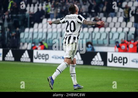 Turin, Italie.Le 21 décembre 2021, Federico Bernardeschi du Juventus FC célèbre après avoir marquant le deuxième but de son équipe lors du match de la série A entre le Juventus FC et Cagliari Calcio au stade Allianz le 21 décembre 2021 à Turin, en Italie. Banque D'Images
