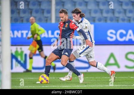 Genova, Italie.21st décembre 2021.Domenico Criscito (Gênes) - Hans Hateboer (Atalanta) au cours de Gênes CFC vs Atalanta BC, football italien série A match à Genova, Italie, décembre 21 2021 crédit: Independent photo Agency/Alay Live News Banque D'Images