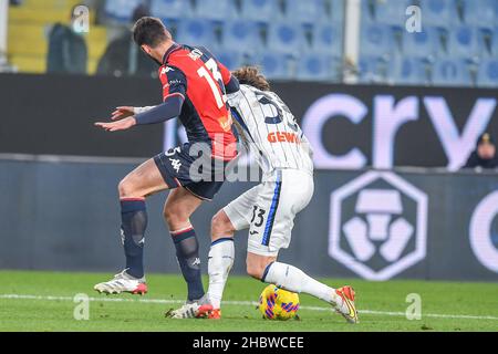 Stade Luigi Ferraris, Genova, Italie, 21 décembre 2021,Mattia Bani (Gênes) - Hans Hateboer (Atalanta) pendant Gênes CFC vs Atalanta BC - football italien Serie A match Banque D'Images