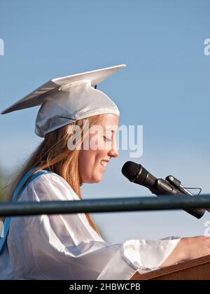 Waldwick - 19 juin - W 00021035 Waldwick HS Gradation.Kristen Duke, Salutadictorian donne à sa classe quelques mots de conseils.PHOTO JIM DELILLO Banque D'Images