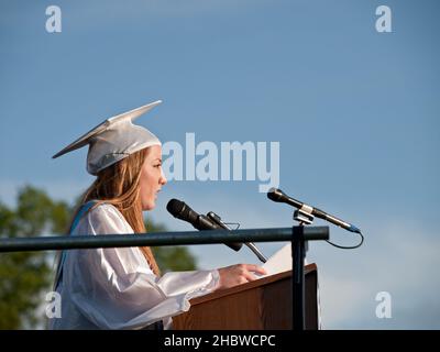 Waldwick - 19 juin - W 00021035 Waldwick HS Gradation.Kristen Duke, Salutadictorian donne à sa classe quelques mots de conseils.PHOTO JIM DELILLO Banque D'Images