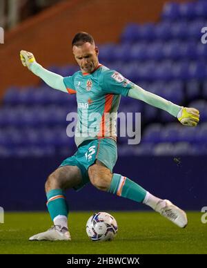 Le gardien de but de Tranmere Rovers Joe Murphy lors du deuxième match du Trophée Papa John's au parc de Prenton, à Birkenhead.Date de la photo: Mardi 21 décembre 2021.Voir PA Story FOOTBALL Tranmere.Le crédit photo devrait se lire comme suit : Nick Potts/PA Wire.RESTRICTIONS : UTILISATION ÉDITORIALE UNIQUEMENT utilisation non autorisée avec des fichiers audio, vidéo, données, listes de présentoirs, logos de clubs/ligue ou services « en direct ».Utilisation en ligne limitée à 120 images, pas d'émulation vidéo.Aucune utilisation dans les Paris, les jeux ou les publications de club/ligue/joueur unique. Banque D'Images