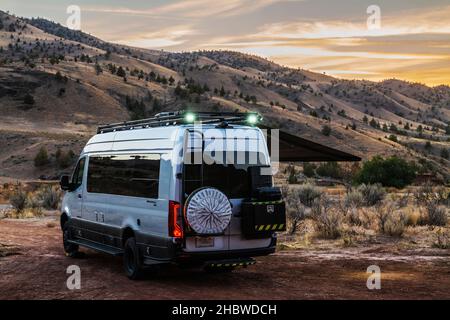 Vue au coucher du soleil sur Airstream Interstate 24X 4WD campervan; Painted Hills; site géologique; John Day Fossil Beds National Monument; près de Mitchell; Oregon; US Banque D'Images