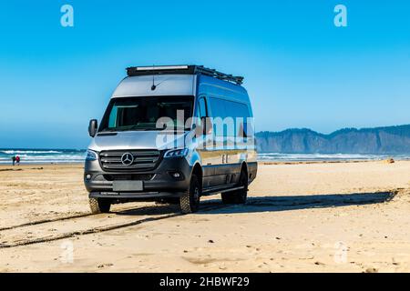 Airstream Interstate 24X 4WD campervan sur la plage; zone naturelle de Cape Kiwanda; Phillips Beach; Oregon; États-Unis Banque D'Images