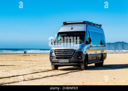 Airstream Interstate 24X 4WD campervan sur la plage; zone naturelle de Cape Kiwanda; Phillips Beach; Oregon; États-Unis Banque D'Images