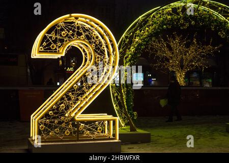 Moscou, Russie - janvier 2020 : décorations du nouvel an sur les rues de la ville avec les numéros 2020, éclairage en soirée Banque D'Images