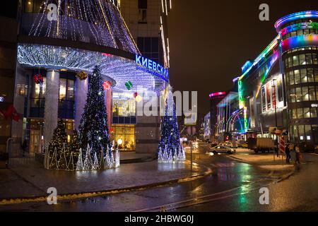 Moscou, Russie - janvier 2020: Centre commercial et complexe hôtelier 'Kievsky' près de la gare de Moscou Kiyevsky.Nouvel an éclairage de façade Banque D'Images