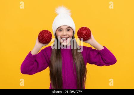 surprise teen fille porter chapeau tenir boules décoratives, noël Banque D'Images