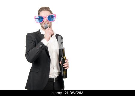 Restez calme et karaoké.Un homme professionnel chante au micro.Le karaoké rend tout le monde chanteur Banque D'Images