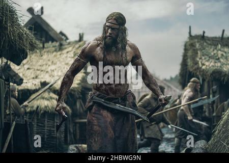 DATE DE SORTIE : le 22 avril 2022.TITRE : le Northman.STUDIO : fonctionnalités de mise au point.DIRECTEUR: Robert Eggers.COMPLOT : du célèbre réalisateur Robert Eggers, le Northman est un thriller de vengeance épique qui explore la distance qu'un prince viking va parcourir pour chercher justice pour son père assassiné.AVEC: ALEXANDER SKARSGARD comme Amleth.(Image de crédit : © Focus Features/Entertainment Pictures) Banque D'Images