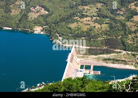 Vue sur la centrale hydroélectrique Perucac Banque D'Images