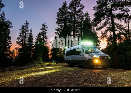 Vue de nuit sur Airstream Interstate 24X campervan; camping décaissé; amarrage de bateaux; Camus Sno-Park; Forêt nationale;Près d'Adel, Oregon, États-Unis Banque D'Images