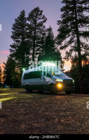 Vue de nuit sur Airstream Interstate 24X campervan; camping décaissé; amarrage de bateaux; Camus Sno-Park; Forêt nationale;Près d'Adel, Oregon, États-Unis Banque D'Images