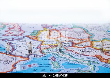 Quatre chefs miniatures sur la carte de l'Europe Banque D'Images