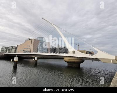 DUBLIN, IRLANDE - 04 juillet 2019 : le pont du millénaire au-dessus de la rivière Liffey à Dublin Banque D'Images