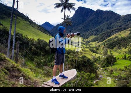 Tourisme prendre des photos à la belle Valle de Cocora situé à Salento dans la région de Quindio en Colombie Banque D'Images