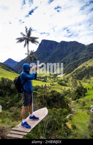 Tourisme prendre des photos à la belle Valle de Cocora situé à Salento dans la région de Quindio en Colombie Banque D'Images