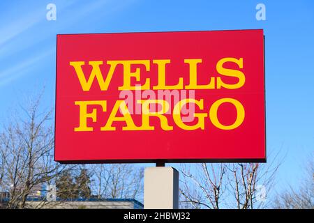 Woodinville, WA, USA - 19 décembre 2021 ; panneau de banque Wells Fargo avec des mots jaunes sur fond rouge contre un ciel bleu clair. Banque D'Images