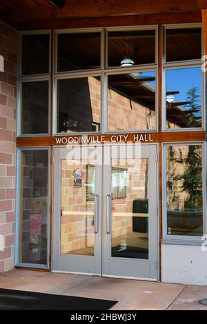 Woodinville, WA, États-Unis - 19 décembre 2021 ; porte d'entrée dans l'hôtel de ville de Woodinville dans la communauté du comté de King Banque D'Images