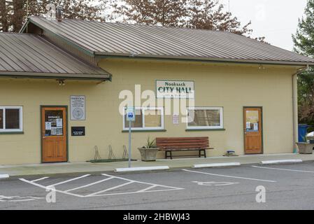 Nooksack, WA, États-Unis - 17 décembre 2021; bâtiment de l'hôtel de ville pour la communauté patrimoniale de Nooksack dans l'État de Washington avec des places de stationnement pour personnes handicapées Banque D'Images