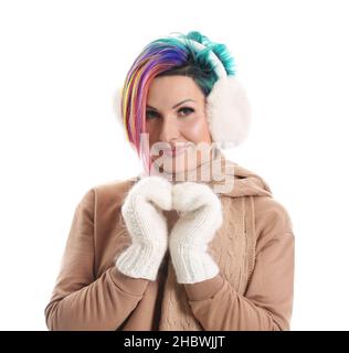 Femme extravagante en vêtements d'hiver faisant le coeur avec ses mains sur fond blanc Banque D'Images