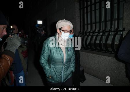 New York, États-Unis.21st décembre 2021.Isabel Maxwell, sœur de Ghislaine Maxwell, quitte le palais de justice des États-Unis Thurgood Marshall à Manhattan alors que le jury délibère à New York.Ghislaine Maxwell, âgée de 59 ans, est accusée d'aider le financier Jeffrey Epstein à recruter et à maltraiter sexuellement quatre jeunes filles pendant des années.S'il est condamné, la socialite britannique pourrait faire face à 80 ans de prison.Crédit : SOPA Images Limited/Alamy Live News Banque D'Images