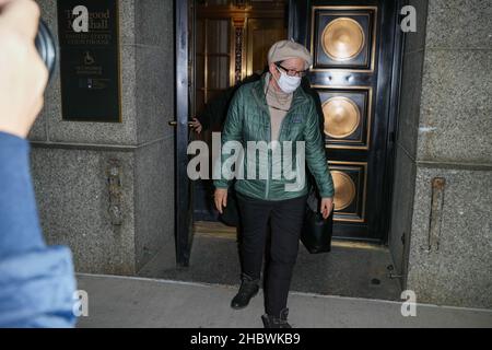 New York, États-Unis.21st décembre 2021.Isabel Maxwell, sœur de Ghislaine Maxwell, quitte le palais de justice des États-Unis Thurgood Marshall à Manhattan alors que le jury délibère à New York.Ghislaine Maxwell, âgée de 59 ans, est accusée d'aider le financier Jeffrey Epstein à recruter et à maltraiter sexuellement quatre jeunes filles pendant des années.S'il est condamné, la socialite britannique pourrait faire face à 80 ans de prison.Crédit : SOPA Images Limited/Alamy Live News Banque D'Images