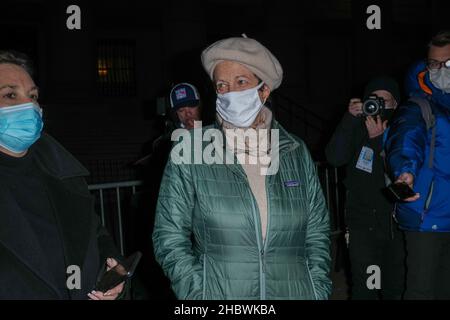 New York, États-Unis.21st décembre 2021.Isabel Maxwell, sœur de Ghislaine Maxwell, quitte le palais de justice des États-Unis Thurgood Marshall à Manhattan alors que le jury délibère à New York.Ghislaine Maxwell, âgée de 59 ans, est accusée d'aider le financier Jeffrey Epstein à recruter et à maltraiter sexuellement quatre jeunes filles pendant des années.S'il est condamné, la socialite britannique pourrait faire face à 80 ans de prison.Crédit : SOPA Images Limited/Alamy Live News Banque D'Images