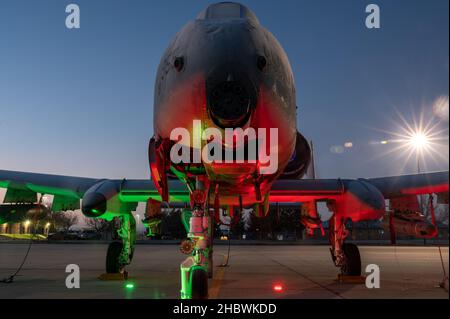 Un Thunderbolt II A-10 du 190th Escadron de chasseurs de la Garde aérienne nationale de l’Idaho pose sur la ligne aérienne des lumières rouges et vertes inspirées des fêtes pour une photo, le 21 décembre 2021, à Gowen Field, Boise, Idaho.L'IDANG vole l'A-10 depuis 1996.(É.-U.Photo de la Garde nationale aérienne par le sergent d'état-major.Mercedee Wilds) Banque D'Images