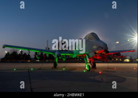 Un Thunderbolt II A-10 du 190th Escadron de chasseurs de la Garde aérienne nationale de l’Idaho pose sur la ligne aérienne des lumières rouges et vertes inspirées des fêtes pour une photo, le 21 décembre 2021, à Gowen Field, Boise, Idaho.L'IDANG vole l'A-10 depuis 1996.(É.-U.Photo de la Garde nationale aérienne par le sergent d'état-major.Mercedee Wilds) Banque D'Images