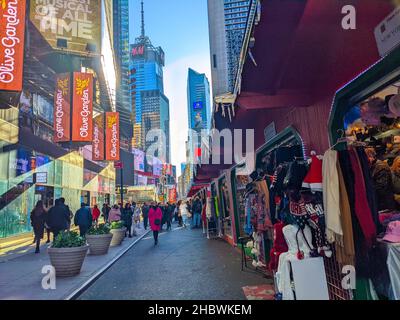 Les étals du marché des vacances sont en cours de construction à Times Square, à New York, pendant la période des fêtes, le 12 décembre 2021. Banque D'Images