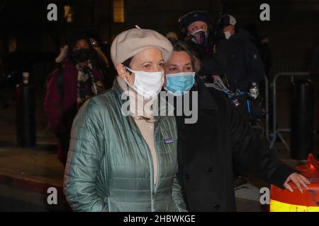 New York, États-Unis.21st décembre 2021.Isabel Maxwell, sœur de Ghislaine Maxwell, quitte le palais de justice des États-Unis Thurgood Marshall à Manhattan alors que le jury délibère à New York.Ghislaine Maxwell, âgée de 59 ans, est accusée d'aider le financier Jeffrey Epstein à recruter et à maltraiter sexuellement quatre jeunes filles pendant des années.S'il est condamné, la socialite britannique pourrait faire face à 80 ans de prison.(Photo de John Nacion/SOPA Images/Sipa USA) crédit: SIPA USA/Alay Live News Banque D'Images