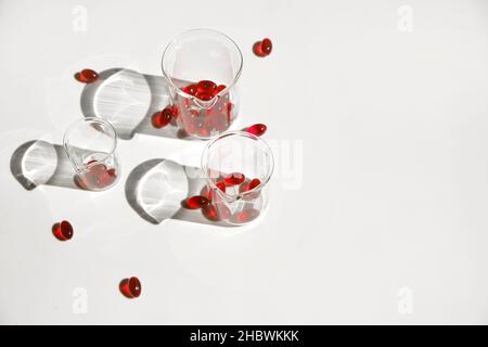 Capsules de gélatine d'huile de krill en flacons transparents de laboratoire .acides gras oméga.Suppléments naturels.capsules volantes huile de krill rouge.manger sain et Banque D'Images