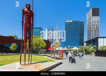 Statue de Wirin par le sculpteur Tjylyungoo situé à Yagan Square, Perth Central Business District, Australie occidentale, WA, Australie Banque D'Images