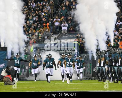 Philadelphie, Pennsylvanie, États-Unis.21st décembre 2021.21 décembre 2021, Philadelphie PA- les joueurs de football des Eagles entrent sur le terrain pendant le match à Lincoln Financial Field (Credit image: © Ricky Fitchett/ZUMA Press Wire) Banque D'Images