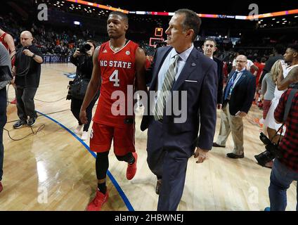 New York, États-Unis.07th mars 2017.Dans ce fichier photo, l'entraîneur-chef de l'État de Caroline du Nord Mark Gottfried part du sol avec Dennis Smith Jr. (Photo par 4) après une perte de 75-61 contre Clemson lors de la première partie du tournoi ACC au Barclays Center à Brooklyn, New York, le 7 mars 2017.(Photo par Ethan Hyman/Raleigh News & observer/TNS/Sipa USA) crédit : SIPA USA/Alay Live News Banque D'Images