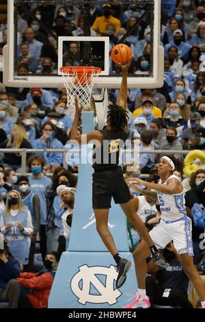 Caroline du Nord.ÉTATS-UNIS, 21 décembre 2021 : les Appalaches State Mountaineers avant CJ Huntley (15) pose le ballon pendant le match de basket-ball NCAA entre les Appalaches State Mountaineers et les talons de goudron de Caroline du Nord au Dean E. Smith Center à Chapel Hill, en Caroline du Nord.Greg Atkins/CSM Banque D'Images