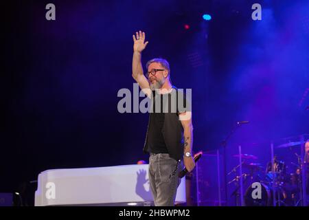 Bologne, Italie.21st décembre 2021.Après la grande fête à l'Arena de Vérone où il a célébré ses 30 ans de carrière, Marco Masini s'est rendu au Théâtre EuropAuditorium de Bologne pour un concert où il a chanté ses plus grands succès.(Photo de Carlo Vergani/Pacific Press) crédit: Pacific Press Media production Corp./Alay Live News Banque D'Images