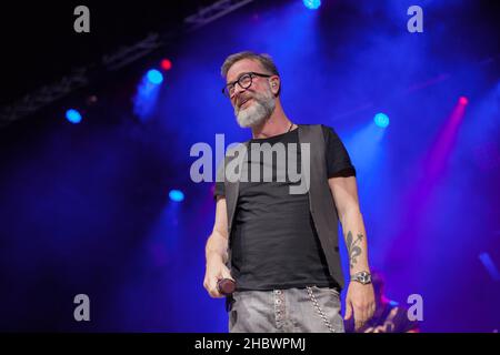 Bologne, Italie.21st décembre 2021.Après la grande fête à l'Arena de Vérone où il a célébré ses 30 ans de carrière, Marco Masini s'est rendu au Théâtre EuropAuditorium de Bologne pour un concert où il a chanté ses plus grands succès.(Photo de Carlo Vergani/Pacific Press) crédit: Pacific Press Media production Corp./Alay Live News Banque D'Images