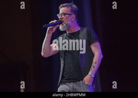 Bologne, Italie.21st décembre 2021.Après la grande fête à l'Arena de Vérone où il a célébré ses 30 ans de carrière, Marco Masini s'est rendu au Théâtre EuropAuditorium de Bologne pour un concert où il a chanté ses plus grands succès.(Photo de Carlo Vergani/Pacific Press) crédit: Pacific Press Media production Corp./Alay Live News Banque D'Images