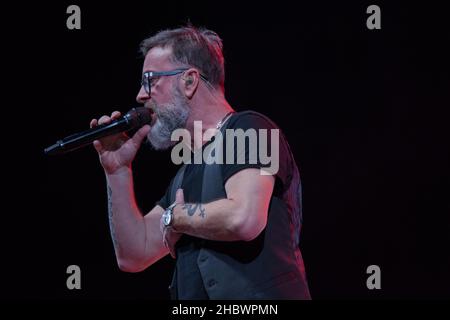 Bologne, Italie.21st décembre 2021.Après la grande fête à l'Arena de Vérone où il a célébré ses 30 ans de carrière, Marco Masini s'est rendu au Théâtre EuropAuditorium de Bologne pour un concert où il a chanté ses plus grands succès.(Photo de Carlo Vergani/Pacific Press) crédit: Pacific Press Media production Corp./Alay Live News Banque D'Images