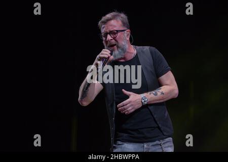 Bologne, Italie.21st décembre 2021.Après la grande fête à l'Arena de Vérone où il a célébré ses 30 ans de carrière, Marco Masini s'est rendu au Théâtre EuropAuditorium de Bologne pour un concert où il a chanté ses plus grands succès.(Photo de Carlo Vergani/Pacific Press) crédit: Pacific Press Media production Corp./Alay Live News Banque D'Images