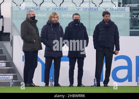 Turin, Italie, le 21st décembre 2021.Maurizio Arrivabene Directeur de Juventus, Pavel Nedved Vice-Président de Juventus, Federico Cherubini Juventus Directeur du football et Andrea Agnelli Président exécutif de Juventus se pencheront pendant l'échauffement précédant le match de Serie A au stade Allianz, à Turin.Le crédit photo devrait se lire: Jonathan Moscrop / Sportimage Banque D'Images