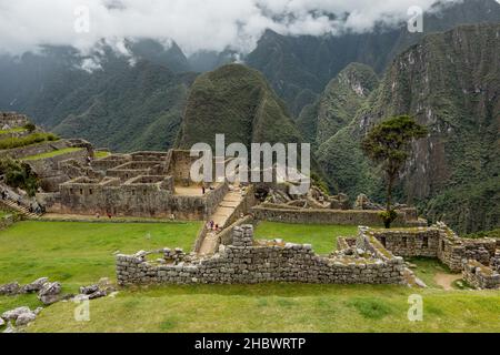 MACHU PICCHU, PÉROU - 9 MARS 2019 : ruines anciennes des maisons résidentielles des incas à Machu Picchu Banque D'Images