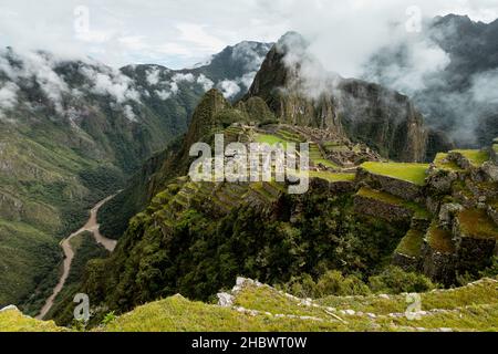 Vue sur le Machu Picchu - citadelle incan située dans les Andes au Pérou Banque D'Images